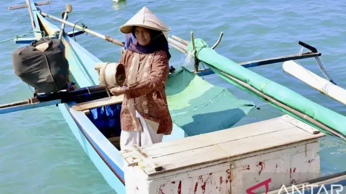Nelayan Perempuan Bajo Bertahan di Tengah Laut yang Kian Tak Menentu