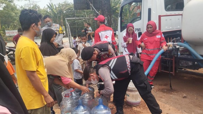 Polsek Bojongsari dan PMI Salurkan 4.000 Liter Air Bersih untuk Warga Terdampak Kekeringan di Sawangan